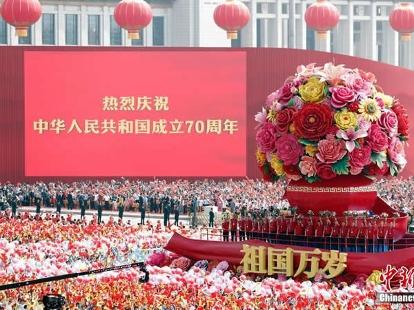 卡賓先生受邀參與設(shè)計(jì)制作國慶70周年慶典服裝